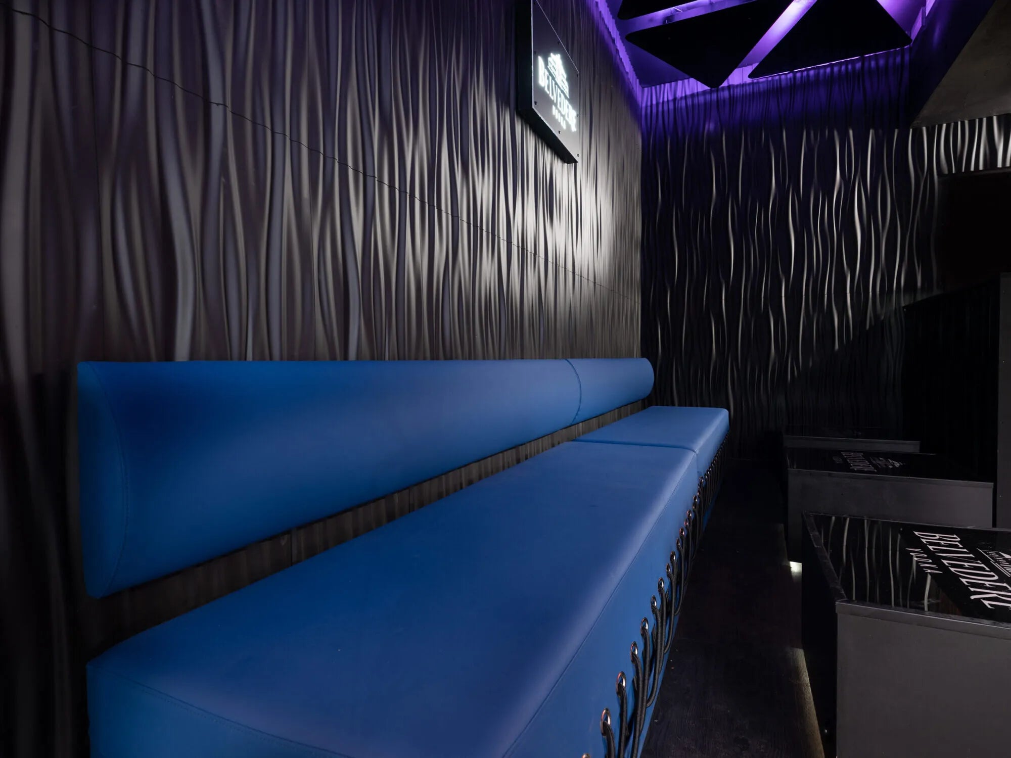 LIQUID 3D wall panels ARSTYL® as a part of a modern living room decor, highlighting the flowing, undulating texture | DecorMania UK